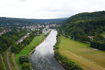 Wundervolle Aussicht vom Weser Skywalk auf die Landschaft rund um Bad Karlshafen in Hessen 