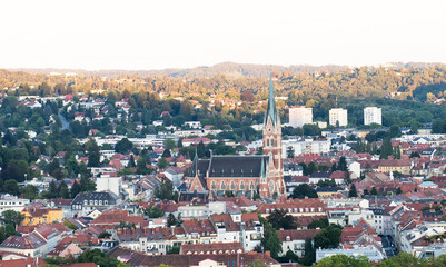 Skyline von Graz mit Herz-Jesu-Kirche bei Sonnenuntergang