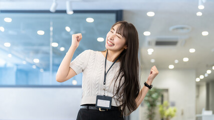 ガッツポーズで喜ぶ女性・ビジネスウーマン