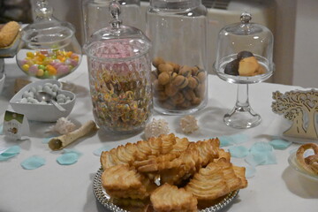 Allestimento per offrire bevande e stuzzichini agli invitati ad un evento con piatti salati e dolci, stuzzichini, bibite, frutta, salatini di ogni genere, made in italy