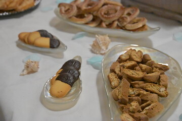 Allestimento per offrire bevande e stuzzichini agli invitati ad un evento con piatti salati e dolci, stuzzichini, bibite, frutta, salatini di ogni genere, made in italy