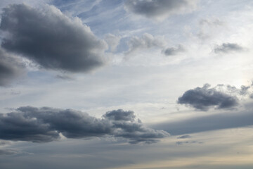 Obraz premium Dramatic sky with scattered clouds. Atmospheric view of layered clouds during the day.