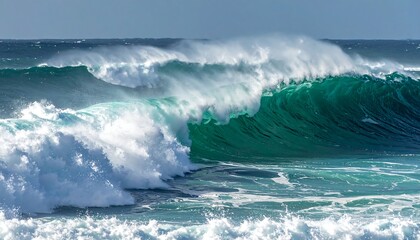 Obraz premium Powerful ocean waves crashing