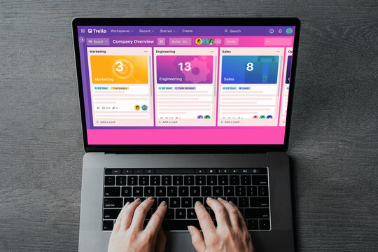 Project manager using trello for company overview and task management