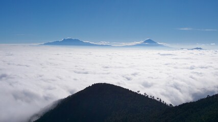 Los gigantes dormidos. El Ixtla y el Popo vistos desde el Ajusco. © Jose