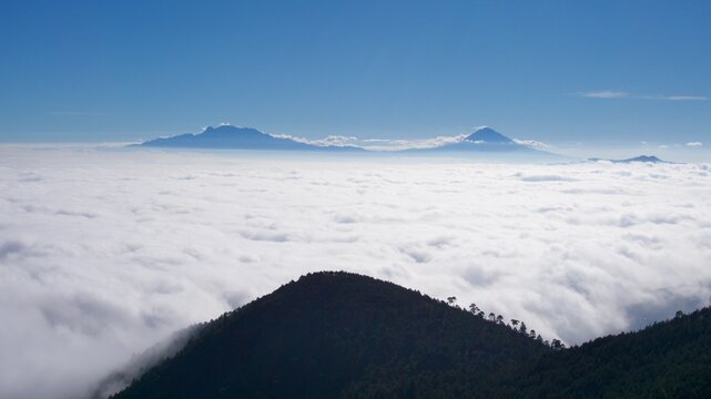 Los gigantes dormidos. El Ixtla y el Popo vistos desde el Ajusco.