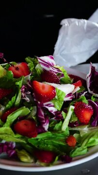 Ensalada fresca con fresas, lechuga y vegetales mixtos