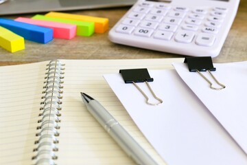 ビジネスイメージ　書類の作成　デスクワーク　3:2