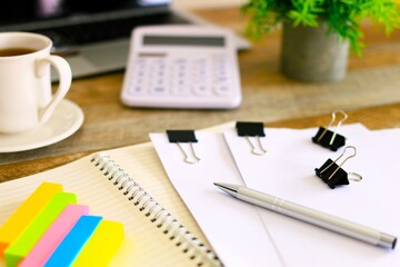 ビジネスイメージ　書類の作成　デスクワーク　3:2