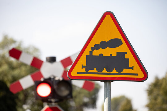Znak drogowy ostrzegający przed przejazdem kolejowym