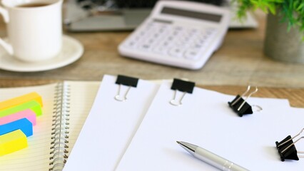 ビジネスイメージ　書類の作成　デスクワーク　16:9