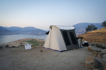 テントとクーラーとキャンプ場の朝焼け