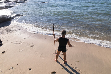海でSUPを楽しむ日本人シニア男性