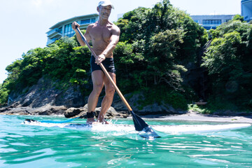 海でマリンスポーツを楽しむシニア男性