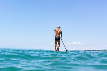 海でマリンスポーツを楽しむシニア男性