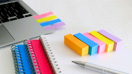 リングノートと付箋　ビジネスアイテム　事務用品　16:9