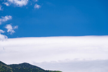 Obraz premium 夏空と新緑と大きな真っ白な雲