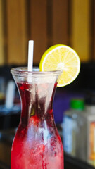 Jarra de bebida refrescante con rodaja de naranja