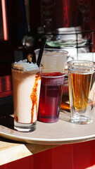 Bebidas frías y cocteles servidos en mesa de bar