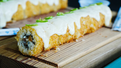 Sushi empanizado cubierto con queso gratinado  © rafael