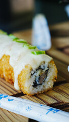 Sushi empanizado cubierto con queso gratinado © rafael