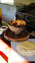 Molcajete mexicano con carne y salsa roja
