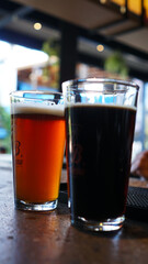 Bebidas servidas en mesa de restaurante