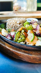 Arroz con vegetales salteados en sartén negro