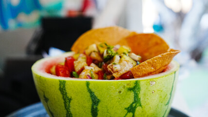 Ceviche servido en media sandía fresca