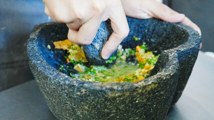 Salsa mexicana preparada en molcajete de piedra