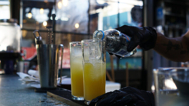 Preparaci&oacute;n de c&oacute;ctel con jugo de naranja