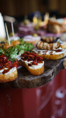 Tabla de tapas y bocadillos variados con ensalada