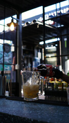 Vino tinto servido en cóctel oscuro