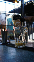 Preparación de cóctel con jugo de naranja