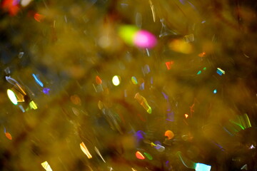 水面に浮かぶカラフルなゴミや紙吹雪をぼかして撮影した抽象的な写真です。光が反射し、幻想的なボケが作り出されています。