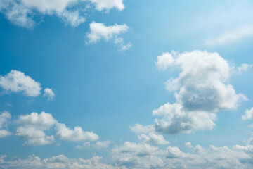 ふわふわした薄い雲と夏のようなさわやかな青空　風に流れる雲と美しい天気