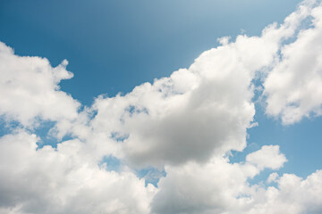 ふわふわした薄い雲と夏のようなさわやかな青空　風に流れる雲と美しい天気
