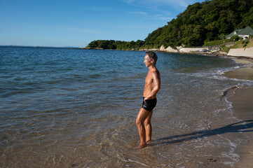 海辺で鍛え上げた肉体を持つシニア男性のポートレート　健康・フィットネス・ライフスタイル