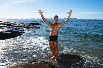 海辺で鍛え上げた肉体を持つシニア男性のポートレート　健康・フィットネス・ライフスタイル