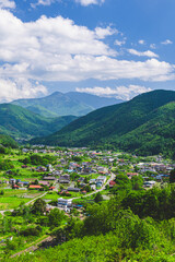 新緑の木祖村集落と木曽御嶽山 © kikisora