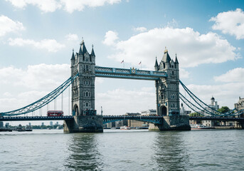 Obraz premium Historic Tower Bridge over River Thames on Sunny Day