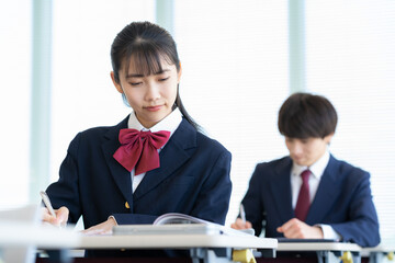学校で勉強をする高校生