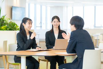 オフィスで会議をするビジネスマン