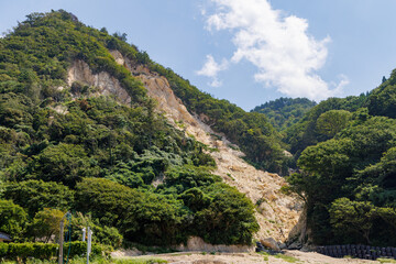 地震で地すべりを起こした山肌