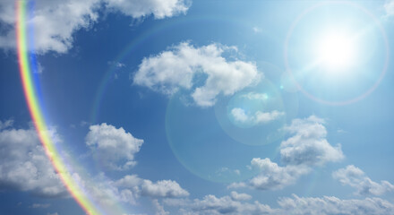 夏の晴天、青空に流れる積乱雲ふわふわの入道雲と輝く太陽のレンズフレア 夏・夏休み・行楽・バカンス・アウトドア・キャンプ・天気・台風一過・紫外線・日焼け
