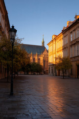 Obraz premium tranquil early morning scene in heart of european capital featuring empty squares at dawn