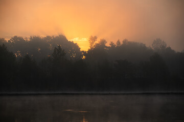 Piękny mglisty poranek nad wodą, w Kaniowie na śląsku, żwirownia.  © Elżbieta Kaps
