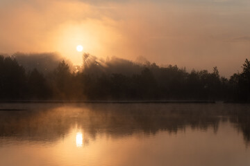 Piękny mglisty poranek nad wodą, w Kaniowie na śląsku, żwirownia.  © Elżbieta Kaps