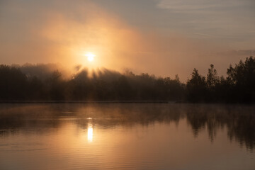 Piękny mglisty poranek nad wodą, w Kaniowie na śląsku, żwirownia.  © Elżbieta Kaps