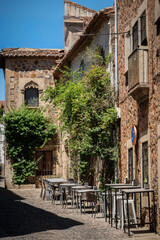 Vista panorámica del casco histórico de la ciudad española de Cáceres con vistas a los tejados de tejas marrones de edificios antiguos alrededor de la plaza principal en el soleado día de verano
